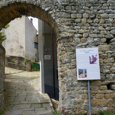 3 Arcoalla Rocca. Le mura e il Ponte